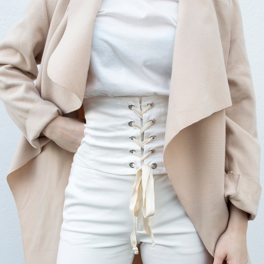 NWT 🦋 WHITE LACE-UP CORSET T-SHIRT 🎀